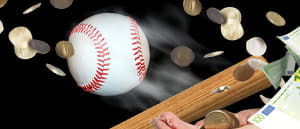 Una mazza da baseball che colpisce la pallina con delle monete e delle banconote che volano
