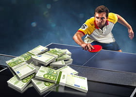 Un giocatore di tennistavolo in azione con dei soldi a simboleggiare le scommesse su questo sport