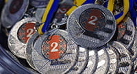 Alcune medaglie d'argento, contraddistinte dal numero 2