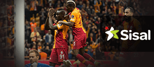 Alcuni calciatori del Galatasaray in azione durante una partita e il logo di Sisal