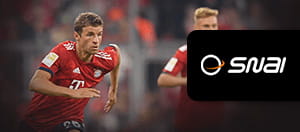 Thomas Müller e Joshua Kimmich del Bayern Monaco in azione durante una partita, vicino al logo di SNAI
