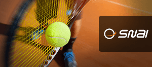 Una racchetta che colpisce una pallina su un campo da tennis in terra rossa e il logo di SNAI