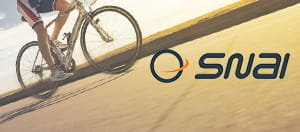 Un ciclista in azione e il logo di SNAI
