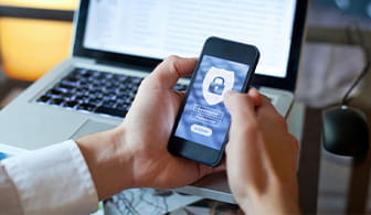 La schermata di uno smartphone con un SMS contenente un codice TAN