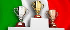 Un podio con delle coppe e una bandiera italiana sullo sfondo