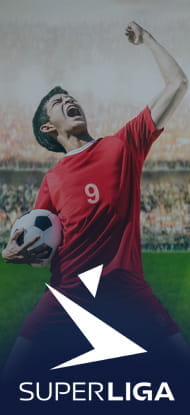 Un calciatore esulta dopo un gol e il logo della Superligaen