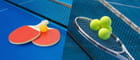 Campo da tennistavolo e da tennis, con racchette da ping pong e da tennis