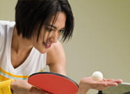 Una giocatrice di tennistavolo in azione