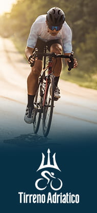 Ciclista in azione e logo della Tirreno-Adriatico