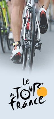 Un ciclista impegnato su una salita e il logo del Tour de France