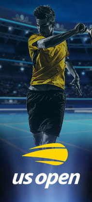 Un tennista impegnato durante un match su un campo degli US Open e il logo del torneo statunitense