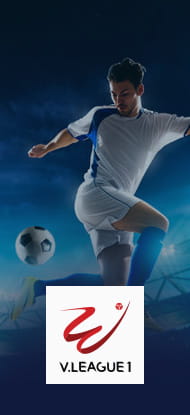 Un calciatore colpisce la palla con il tacco e il logo della V League 1