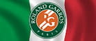 Il logo del Roland Garros con la bandiera italiana sullo sfondo