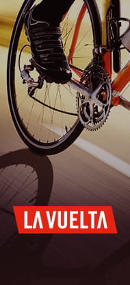 Un ciclista impegnato su una salita e il logo della Vuelta a España