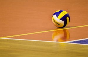 Un pallone da pallavolo su un campo da volley