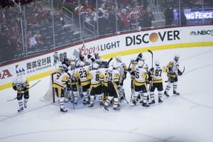 I Pittsburgh Penguins festeggiano con il loro portiere.