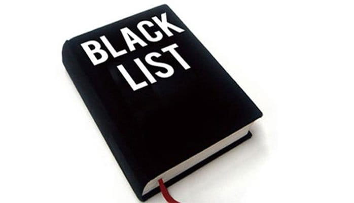 Libro nero con scritta "black list" bianca