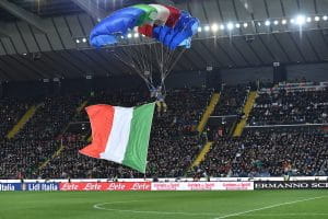 La bandiera dell'Italia in uno stadio di calcio