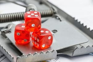 Tre dadi da gioco su una trappola a scatto