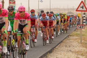 I corridori del Giro d’Italia 2018 nel deserto lungo la terza tappa
