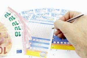 Delle banconote da 10€ e una schedina del lotto