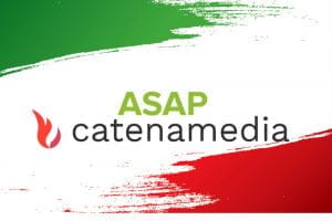 I loghi di ASAP e Catena Media, sullo sfondo i colori della bandiera italiana