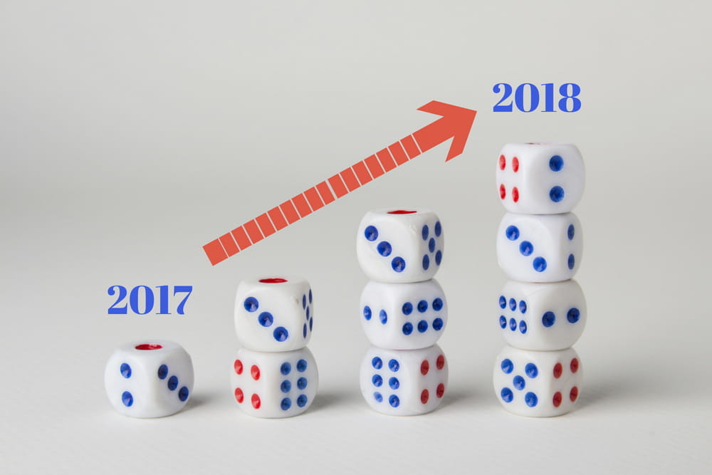 Dadi da gioco con grafico di incremento dal 2017 al 2018