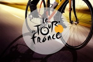 Un ciclista in gara e il logo del Tour de France