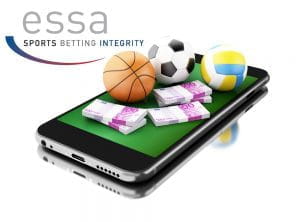 Il logo Essa, vicino a uno smartphone, a dei soldi e a dei palloni sportivi