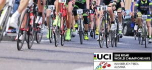 Un gruppo di ciclisti in azione durante una corsa, il logo UCI e quello dei Campionati del Mondo 2018 su strada in svolgimento a Innsbruck