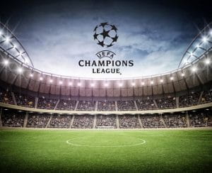 Un campo di calcio con il logo della uefa champions league