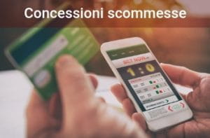 Due mani reggono nella destra uno smartphone collegato al sito di un bookmaker online e nella sinistra una carta di credito. Sopra, la scritta Concessioni scommesse