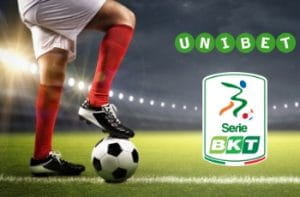 Un campo di calcio, un calciatore, un pallone, il logo Unibet e il logo Serie BKT