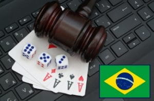 Tastiera per pc, martelletto da giudice, carte da gioco, bandiera del Brasile