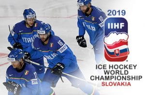 Giocatori della nazionale italiana di hockey su ghiaccio e il badge dei Mondiali di hockey su ghiaccio 2019