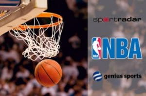 Un canestro da basket, logo NBA, logo Sportradar, logo Genius Sports