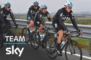 Ciclisti del Team Sky in azione e il logo del Team Sky