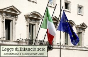 La facciata di Palazzo Chigi a Roma, con le bandiere italiana ed europea e la scritta in sovrimpressione "Legge di Bilancio 2019 - Scommesse e gioco d'azzardo"