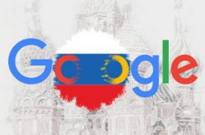 Il logo di Google con la bandiera russa in sottofondo, la cattedrale di San Basilio come immagine di background
