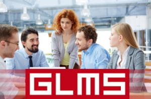 Due donne e tre uomini riuniti attorno a un tavolo durante un meeting e il logo di GLMS