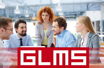 Due donne e tre uomini riuniti attorno a un tavolo durante un meeting e il logo di GLMS