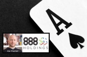 Un asso di picche, la foto di Itai Pazner e il logo 888 Holdings