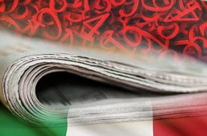 La bandiera italiana, un quotidiano ripiegato e una serie di numeri