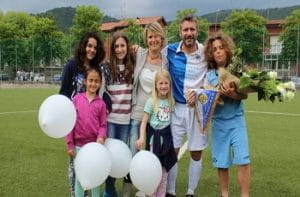 L'allenatore ed ex calciatore Igor Trocchia con la famiglia