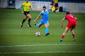 Una giocatrice di calcio si appresta ad andare al tiro durante una partita