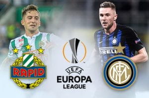 Christoph Knasmüllner e il logo del Rapid Vienna, Milan Skriniar e il logo dell'Inter e il logo dell'Europa League