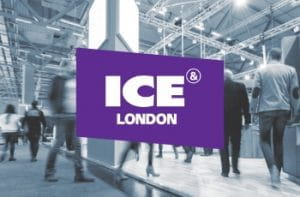 Il logo della fiera ICE London e gente che cammina in una fiera come sottofondo