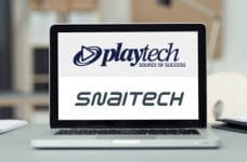 Un laptop posato su una scrivania e una schermata con i loghi di Playtech e Snaitech
