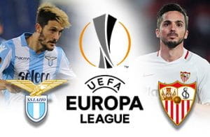 Luis Alberto e il simbolo della Lazio, Pablo Sarabia e il simbolo del Siviglia e il logo dell'Europa League