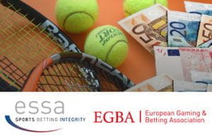 Il logo di ESSA e il logo di EGBA, delle racchette da tennis, delle palline da tennis, delle banconote in euro di diversi tagli